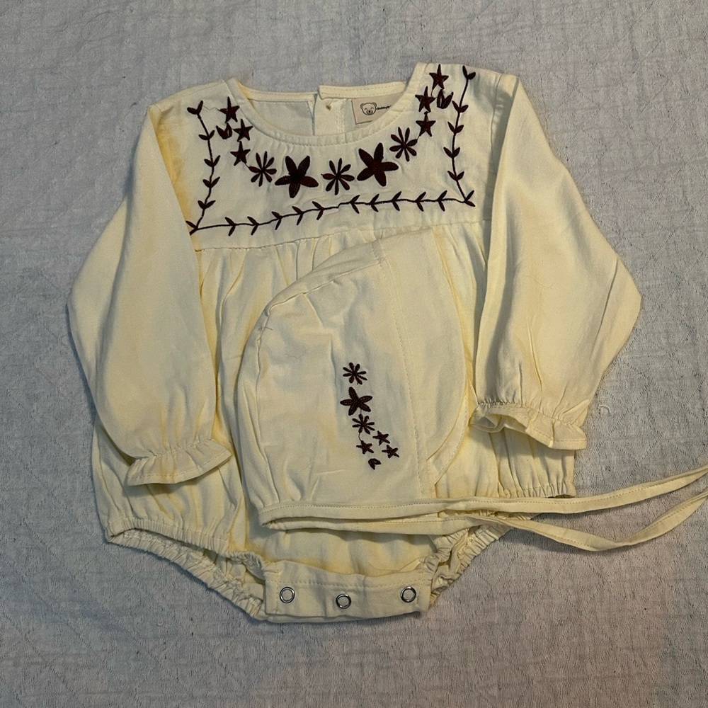 CREAM BUBBLE ROMPER WITH FLORAL DETAIL
